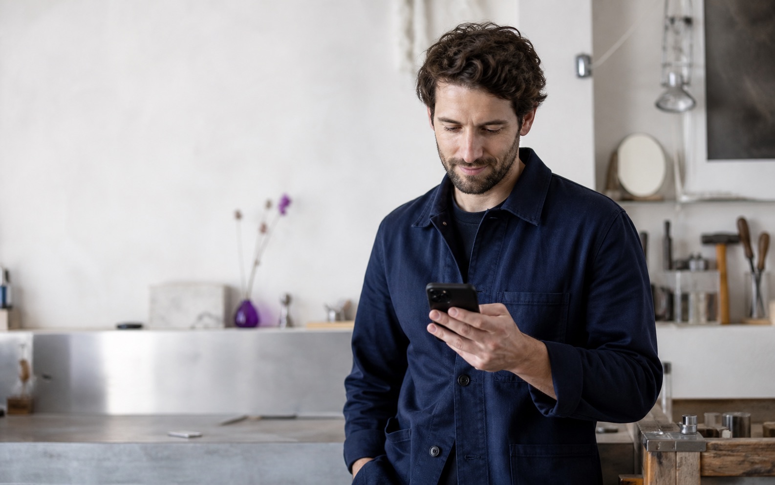 Professionnel consultant un paiement sur son téléphone